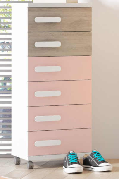 Opta con muebles con ruedas para poder desplazarlos y tener siempre ese espacio disponible decorar piso pequeño
