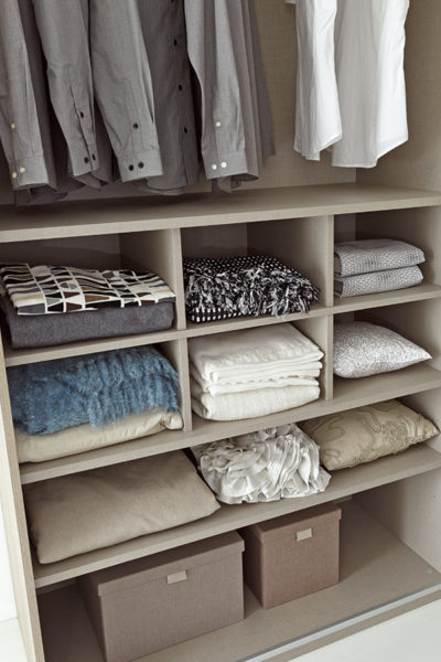Utiliza organizadores en el interior de los armarios y cajones decorar piso pequeño