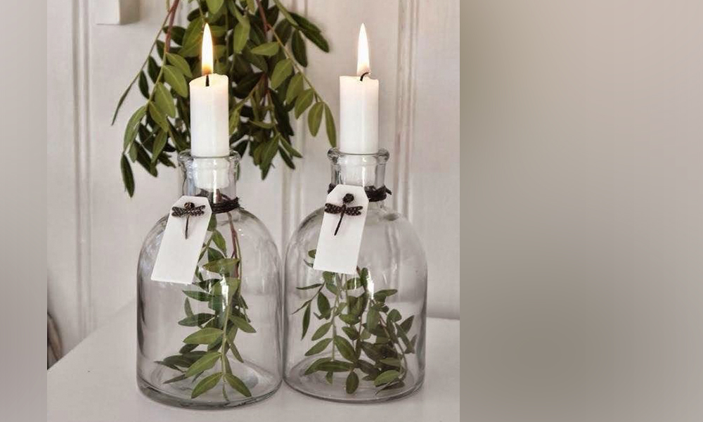 Decoración con botellas personalizadas como portavelas
