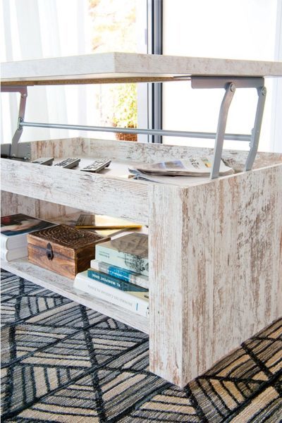 ¿Eres de los que cenan viendo la tele en el sofá? Pues una mesa elevable es tu solución. soluciones para pisos pequeños