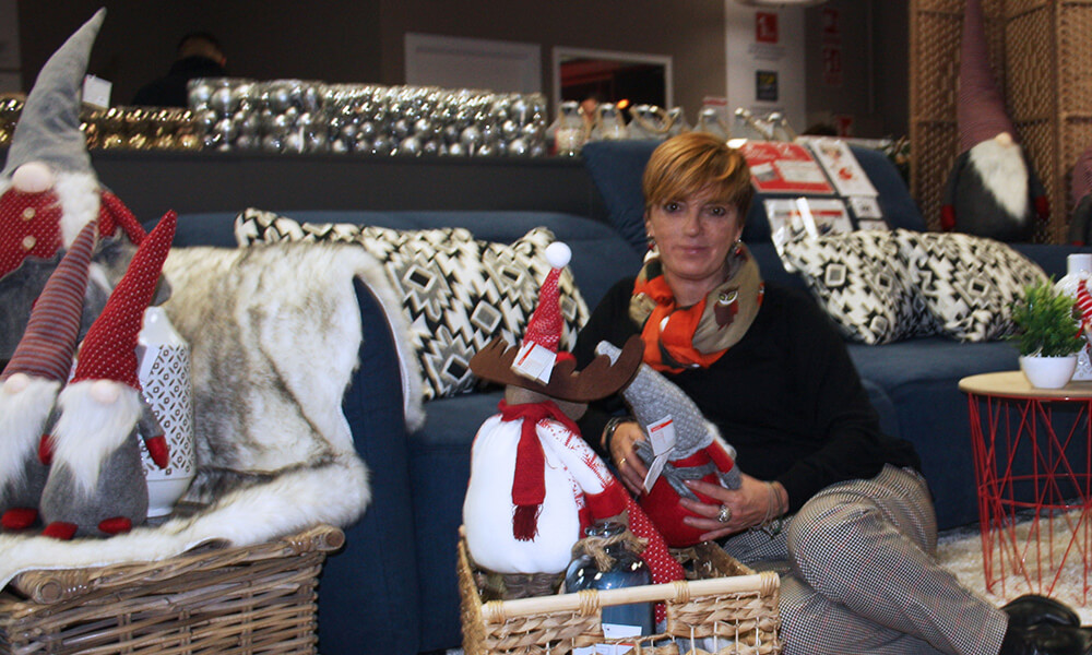Rakel, autora del blogNordic Treats, en nuestra tienda Conforama Barakaldo creando ideas para decorar en navidad ideas para decorar en navidad