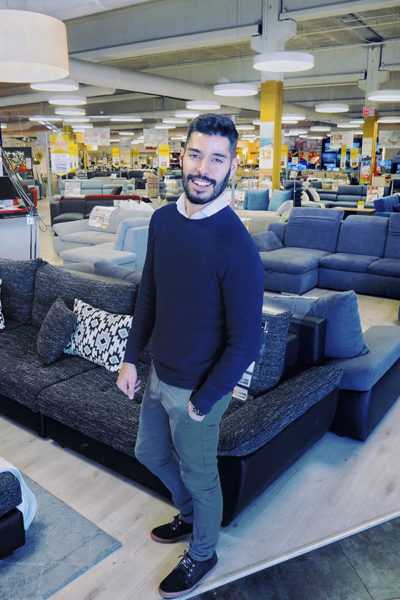 Miguel Lorenzo descubriendo nuestra sección de sofás en Conforama Alcalá de Henares Miguel Lorenzo descubriendo nuestra sección de sofás en Conforama Alcalá de Henares
