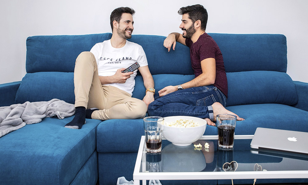 Miguel y Juan estrenando su sofá de Conforama Miguel y Juan estrenando su sofá de Conforama