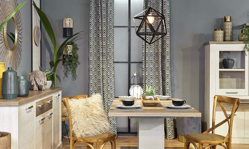 La cortina DELTA y la lámpara LANCE en negro completarán la paleta de colores de la tendencia Exotic Chic La cortina DELTA y la lámpara LANCE en negro completarán la paleta de colores de la tendencia Exotic Chic