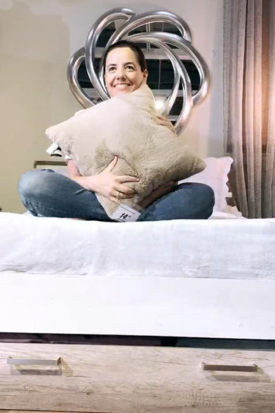 Alicia Iglesias descubriendo la zona de descanso de Conforama Alcorcón (Madrid)