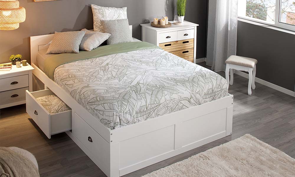 cama blanca con cajones en habitación de matrimonio moderna con paredes grises Cómo decorar habitaciones de matrimonio modernas