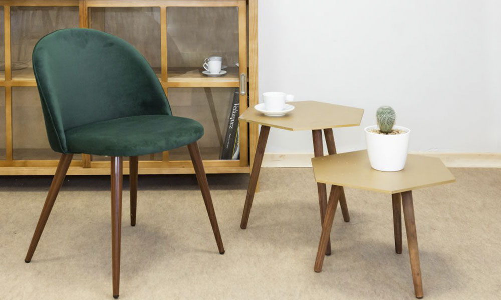 Silla VELVET, de aire retro y tapizada en terciopelo