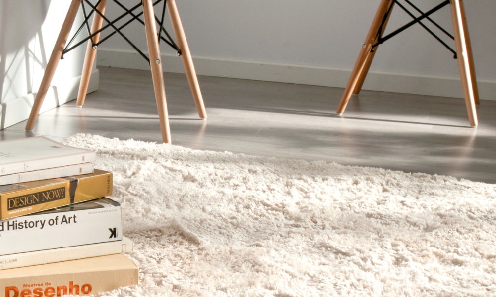 Las alfombras son imprescindibles en cualquier salón acogedor. como cambiar un salon clasico en moderno