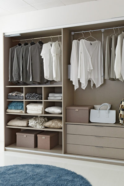 ¿Cómo organizar un armario de ropa según el método Konmari? En este post te damos las claves como organizar un armario de ropa