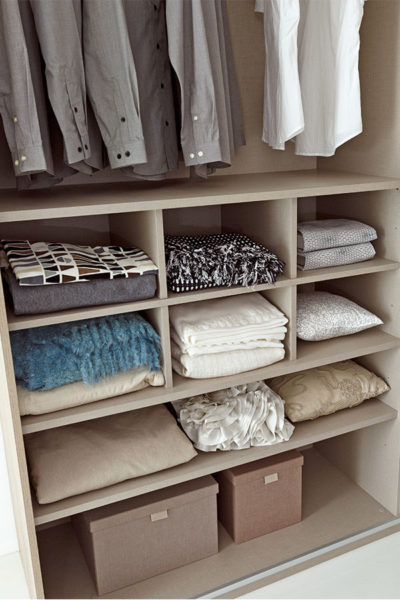 Cajas iguales, estantes cortos y orden en la barra: cómo organizar un armario de ropa según el método Konmari es más sencillo de lo que parece como organizar un armario de ropa