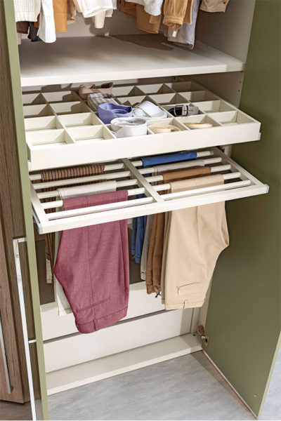 Los pantalones pueden doblarse en vertical o colgarlos en espacios exclusivos para ellos en tu armario como organizar un armario de ropa