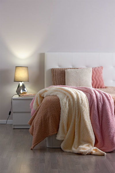 ¿Cómo tapizar un cabecero de cama? Aquí te lo contamos: le dará a tu dormitorio una calidez muy especial como tapizar un cabecero de cama