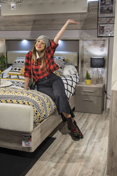 La influencer Laura de Santiago visita nuestra tienda Conforama La Coruña durante el Black Friday dormitorio matrimonio madera