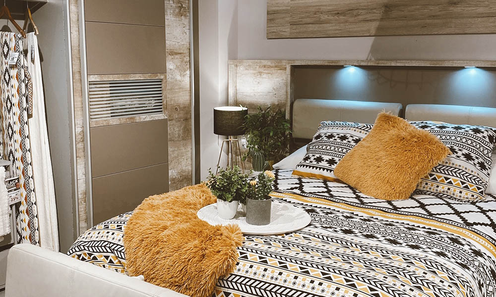 Los cojines crean un ambiente muy reconfortante dormitorio matrimonio madera
