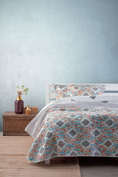 La colcha KENDAL tiene un estampado con mucha personalidad y vitalidad muebles boho