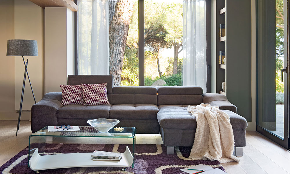 El sofá con chaise longue HILTON aporta comodidad y un acabado de tendencia reformas sin obras