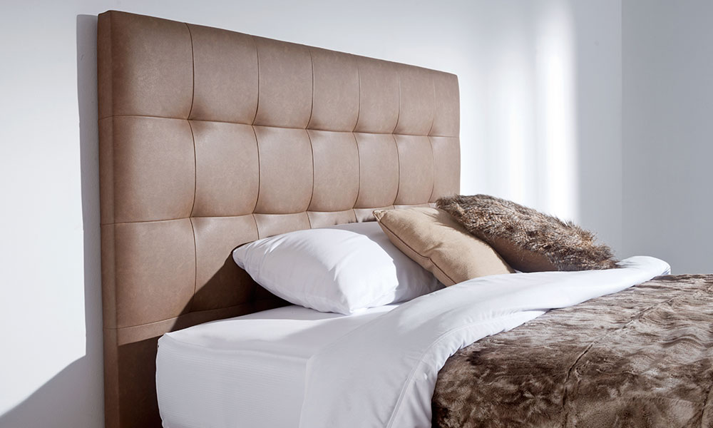 El cabecero CASCAIS aporta toda la elegancia del efecto piel y un tono tierra que encaja perfectamente con tonos beige, blanco, marrones… reformas sin obras