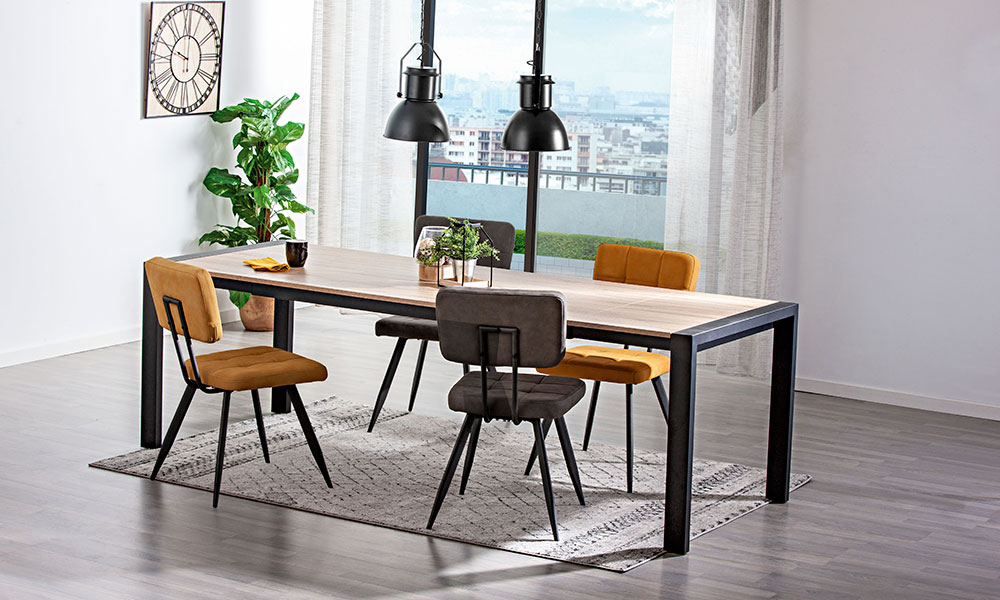 Los perfiles metálicos ayudan a romper, lo que te será muy útil para combinar suelos de unos tonos con muebles de distintas maderas <h3 style= combinar muebles de distintas maderas
