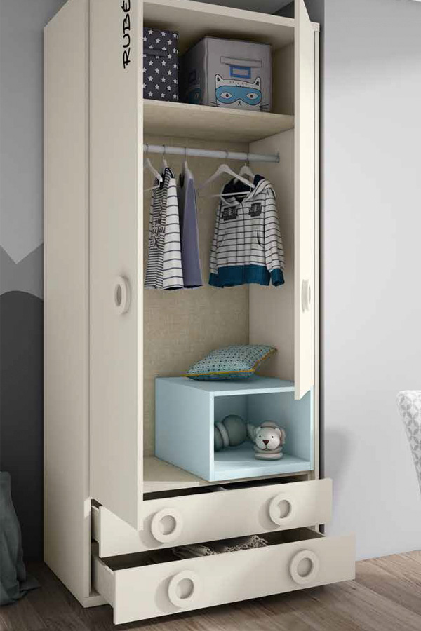 El interior del armario del bebé debe contar con elementos que te permitan tener la ropa guardada en cajas o complementos de organización organizar armario bebe