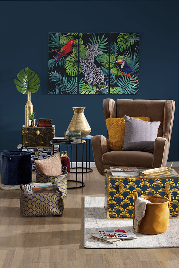 Una pared en Classic Blue, combinada con tonos de tendencia, como el dorado, ofrece un efecto moderno y sofisticado color pantone 2020