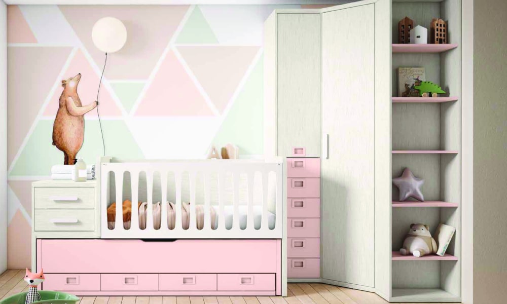 Cuna convertible con cajones y armario esquinero en colores blanco y rosa nube, ideales para tener todo bien organizado decoracion cuarto bebe