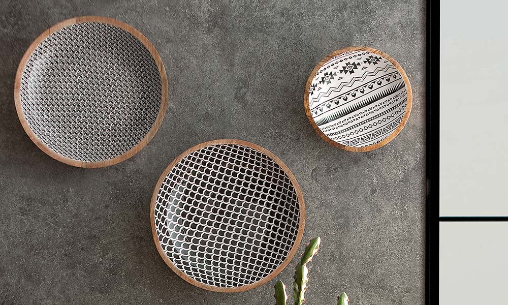 Los platos en la pared son muy típicos en las casas de pueblo. Puedes modernizarlos encontrando estampados simétricos en blanco y negro decorar casa de pueblo con poco dinero