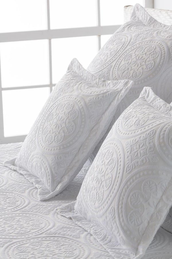 Cojín DANIELA bordado para un toque neutro en la decoración, pero lleno de estilo orientacion cama