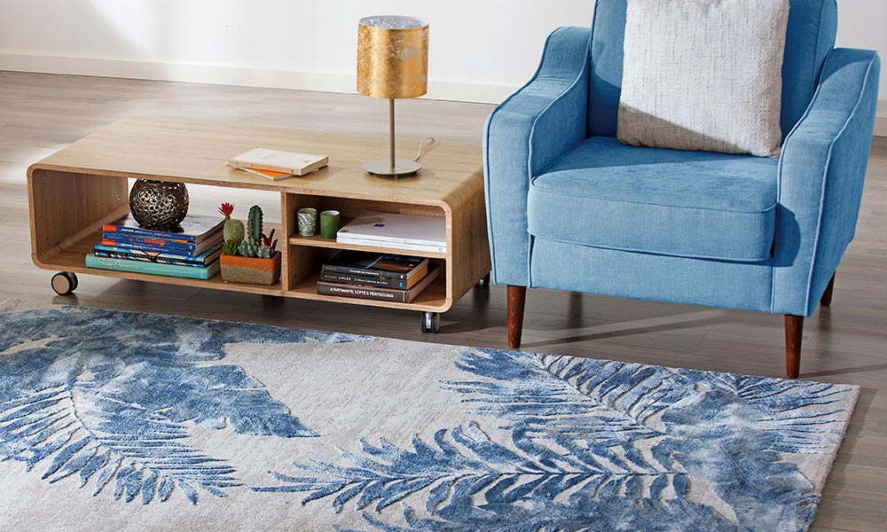 Esta opción es ideal para ver cómo jugar con los colores y las geometrías, así como con estampados de moda, como lo es este, de inspiración tropical en color azul. disimular suelo feo