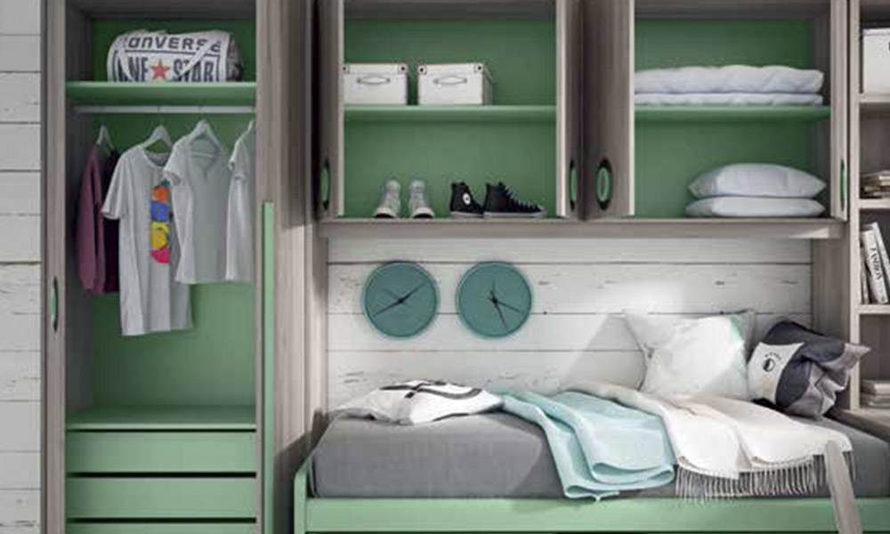 Este tipo de dormitorios son cómodos, ya que como vemos en el que te proponemos más abajo debajo de una cama con cierta altura, dispones de espacio para guardar y almacenar lo que necesites. Escoge un color que aúne este diseño y que le de continuidad. Añade baldas y estanterías para aprovechar la pared. dormitorios juveniles para poco espacio