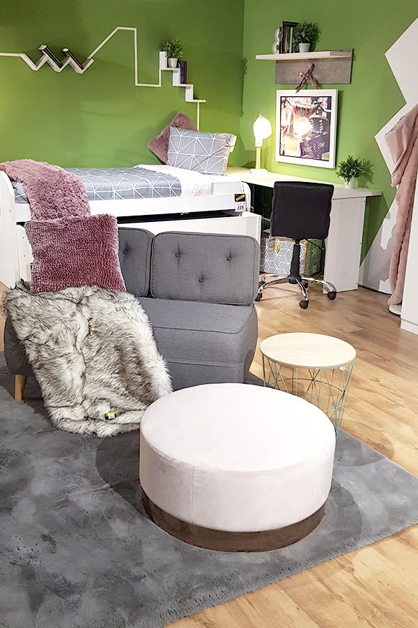Dormitorio juvenil TWIN con un divertido efecto decorativo en la pared combinando estanterías y pintura decoracion de cuartos para niños de 8 a 10 años