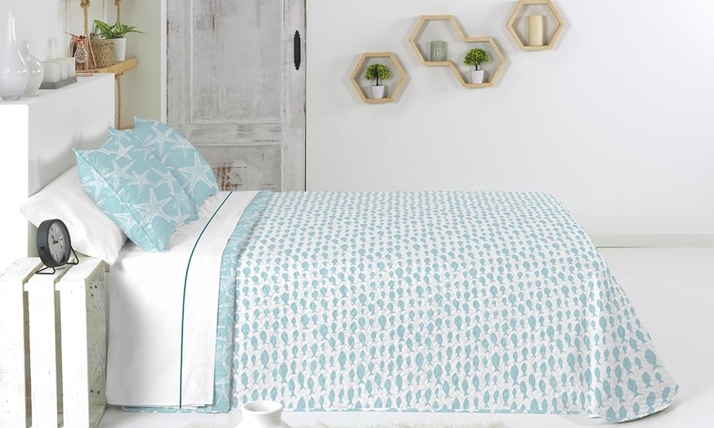 Colcha MARK reversible con motivos de estrellas y peces que se adapta a tus necesidades orientacion cama