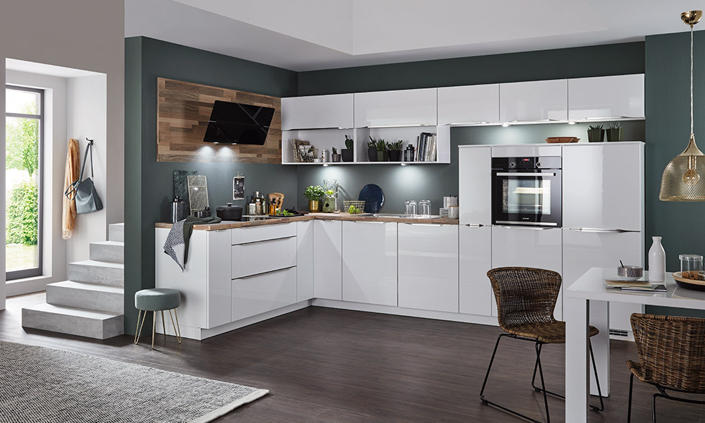 Un suelo con efecto madera oscura es una opción ideal para cocinas blancas suelos para cocinas blancas