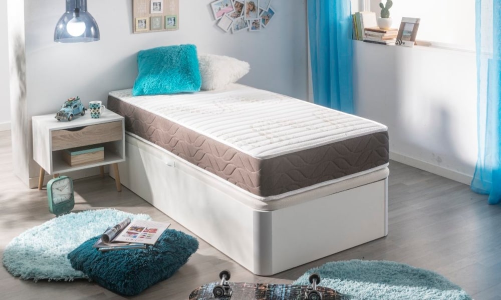 habitacion juvenil con cama y accesorios en azul
