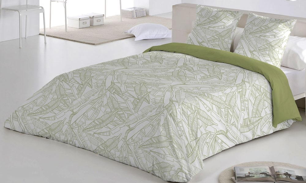 habitacion blanca con funda nordica con dibujo de plumas