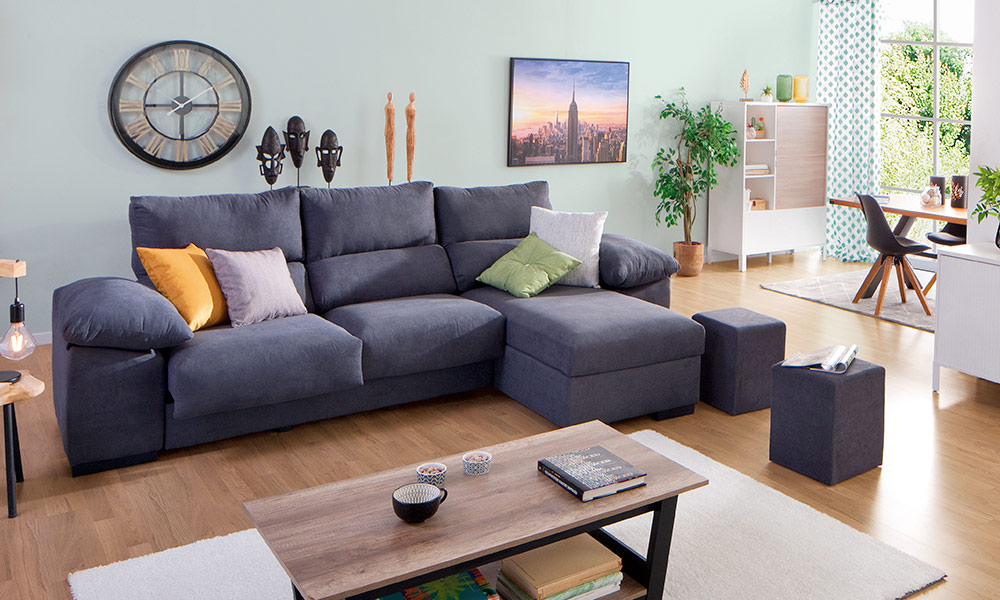La madera es un elemento esencial en la decoración de interiores combinar muebles de distintos colores