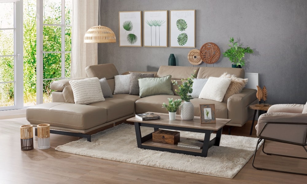 Rinconera izquierda tapizada en piel LEMAN. Disfruta del máximo confort en sus asientos reclinables y descansa con sus cabezales reclinables. decoracion sofa beige con cojines