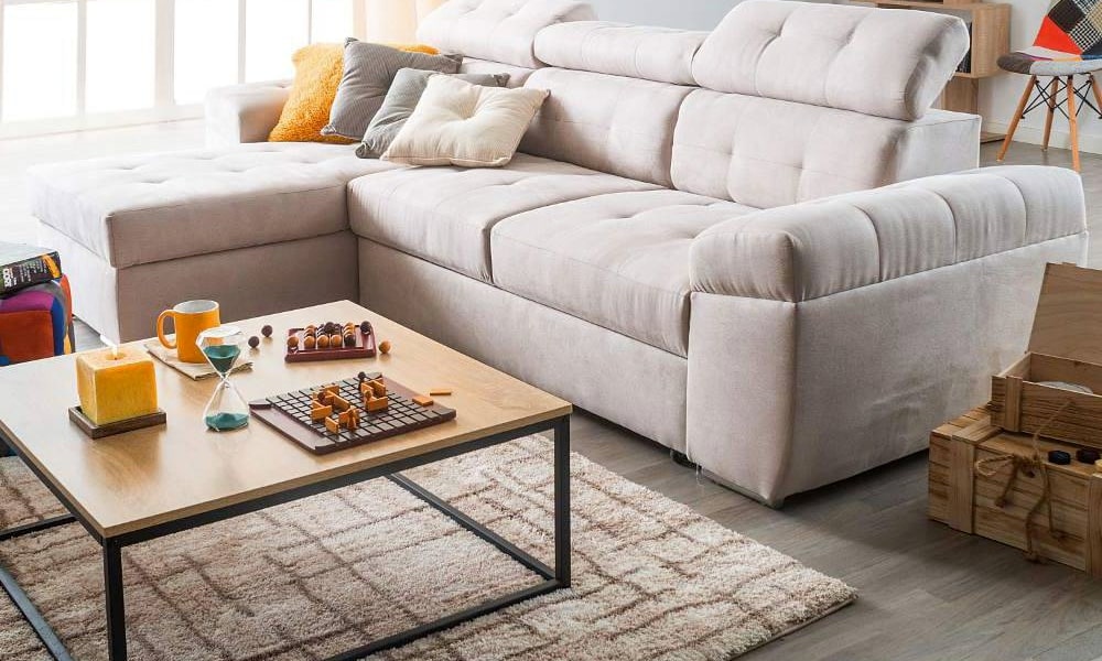salon en tonos neutros con sofa y alfombra)