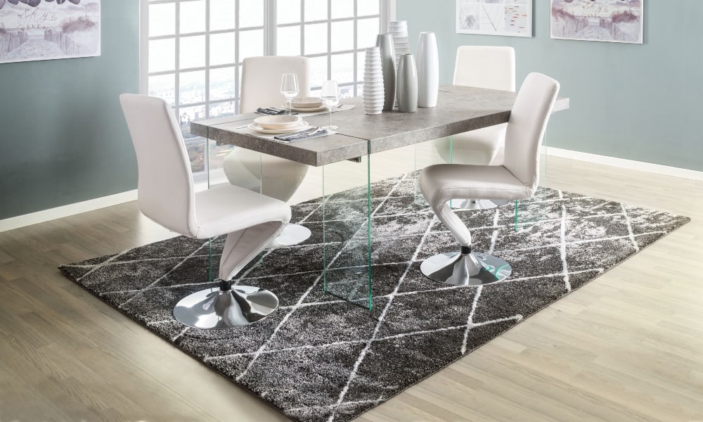 sillas blancas y mesa de comedor para decorar salon de 30 metros