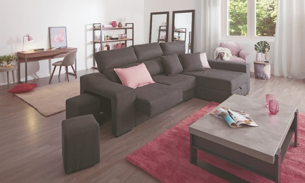 mobiliario para decorar salon cuadrado de 30 metros con complementos rosas