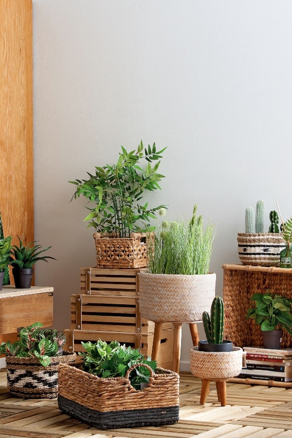 plantas artificiales para baño en cestos de mimbre