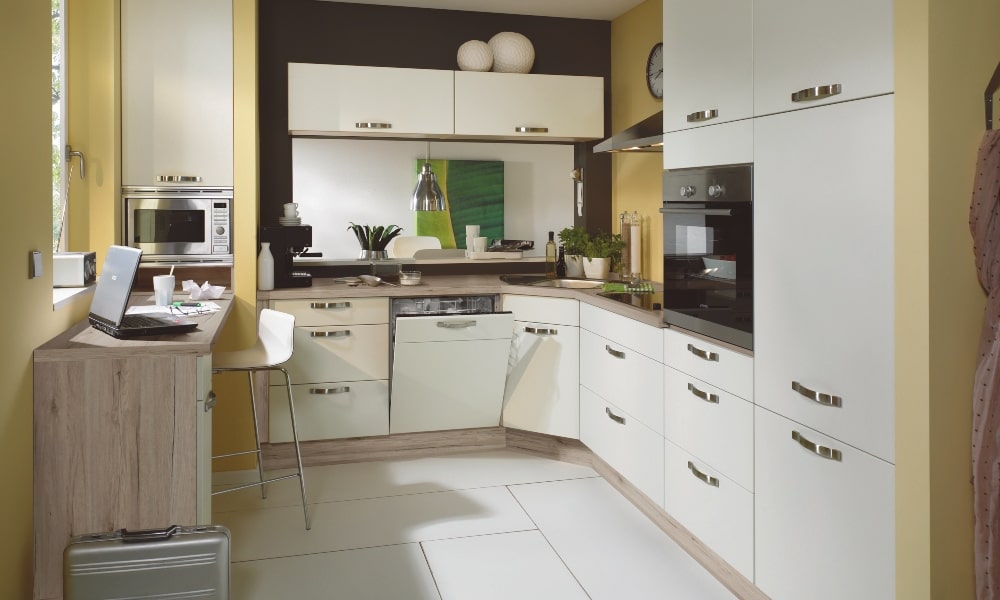Cocina premium TANGO. Cocina en U de líneas limpias donde los tiradores tienen el protagonismo aprovechar esquina cocina con armario rinconero