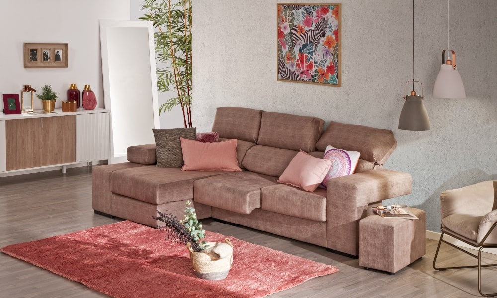 cómo colocar cojines en un sofá moderno con chaise longue