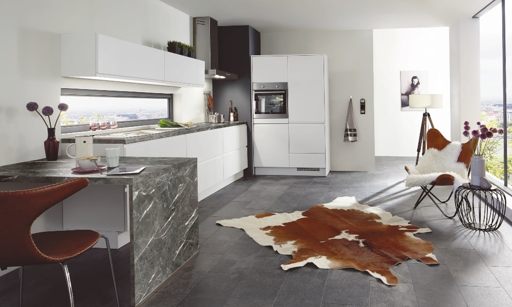 Cocina premium NAKARA. Cocina en L. Un diseño sin artificios que pone en valor los materiales nobles. aprovechar esquina cocina con encimera de mármol