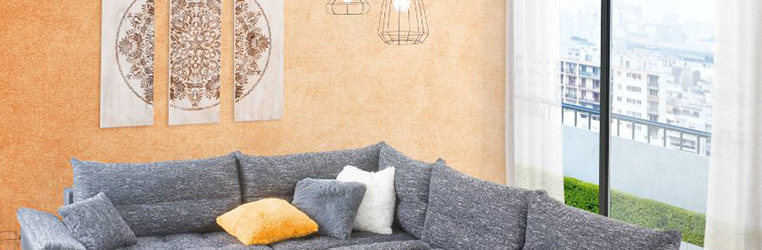 colocar cuadros encima del sofa