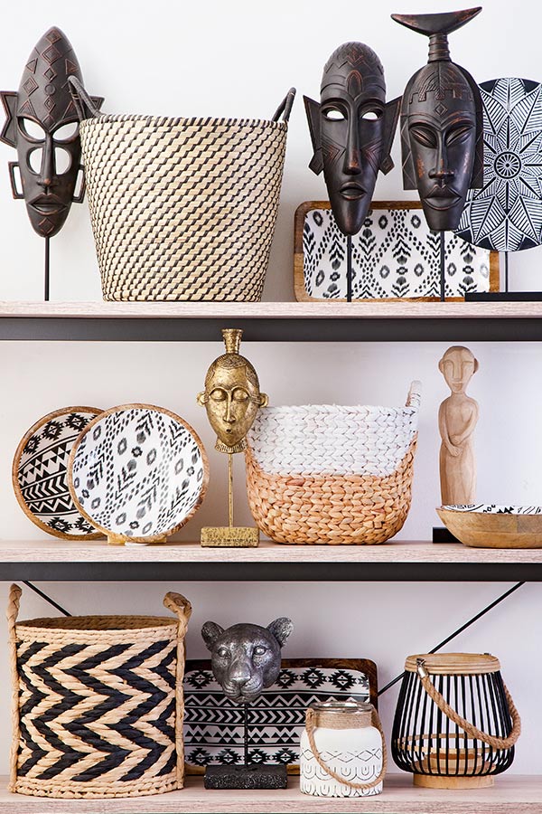 Los elementos dorados quedan muy bien con elementos naturales. Por ejemplo, el estilo africano adora la combinación natural-negro-dorado decoracion estanterias salon