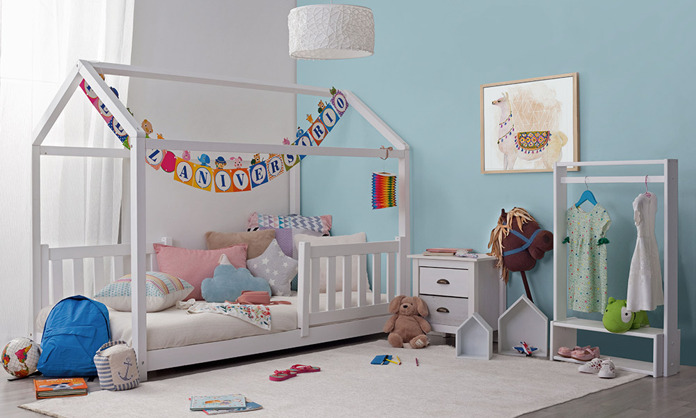 Una de las características clave en las habitaciones Montessori son las camas bajas, como la cama EASY habitaciones montessori