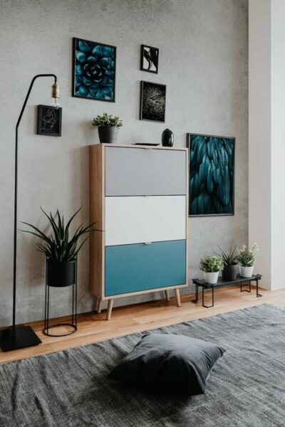 No subestimes el poder de una habitación ordenada. Cuando todo está en su lugar se respira calma y encuentras todo antes. El zapatero TILE dispone de 3 trampones y combina tres colores muy actuales. como pintar un mueble de madera de otro color