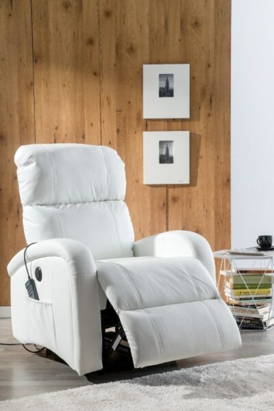 Sillón relax motorizado con masaje VIENA, con tapizado de piel sintética en color blanco. Ajusta su respaldo o el reposapiés y desconecta al llegar a casa. como limpiar sofa de piel blanco