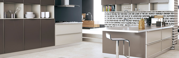 ¿Cocina con papel pintado! ¡Sí! Y queda ideal