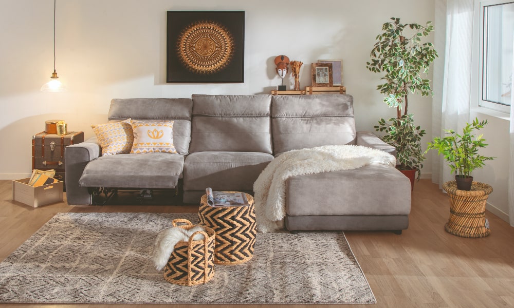 Chaise longue relax eléctrica MOON en color gris claro y gris oscuro. Disfruta de la comodidad de su tapizado en microfibra e incrementa la sensación con una alfombra de salón y mantas mullidas. como quitar la humedad de las paredes